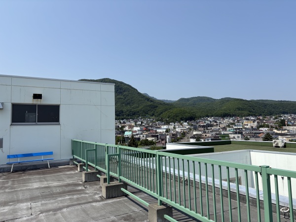 病院屋上より手稲山を望む（2025年初夏）
